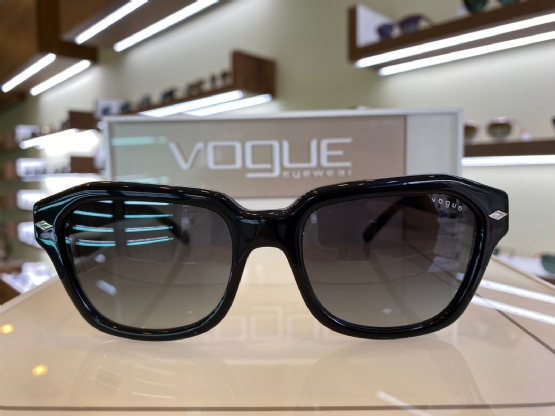 Syze V O G U E  model VO 5444-S ngjyra e zezë nga CHIC OPTIKA